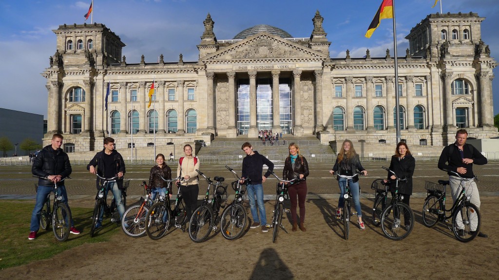 Notre famille à vélo devant le Reichstag