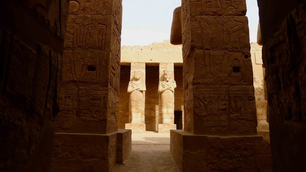 détail de statues de pierre dans le temple de Karnak