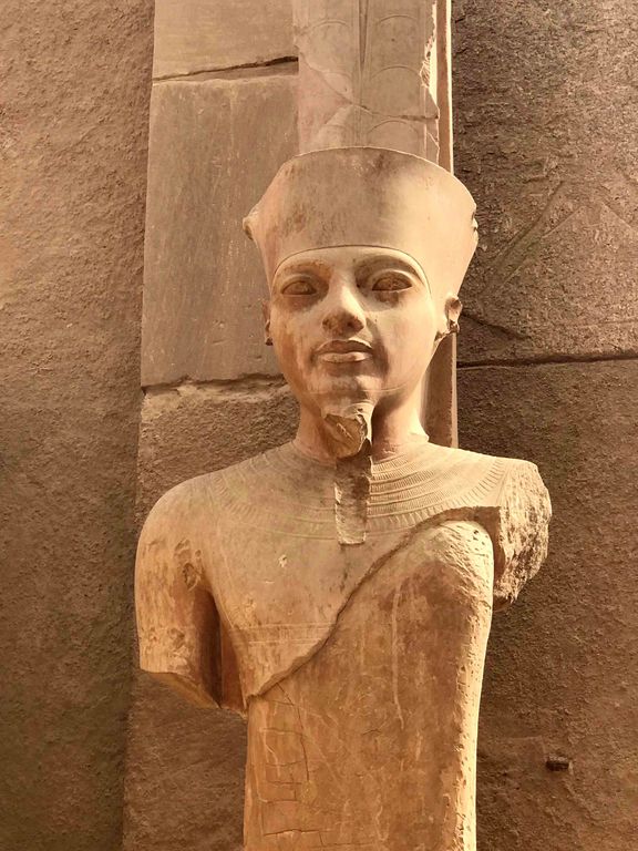 sculpture d'un visage de pharaon abimé
