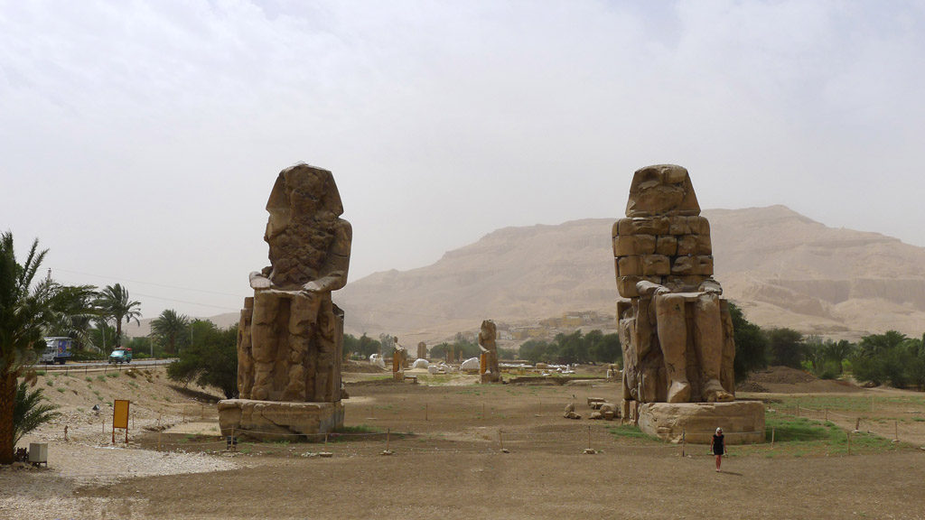 deux statues de pierres ce sont les colosses de thebes
