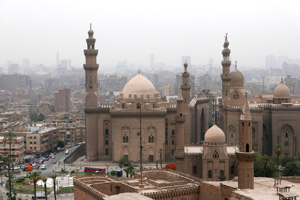 vue sur deux mosquées l'une en face de l'autre Hassan et el Rifaï au Caire