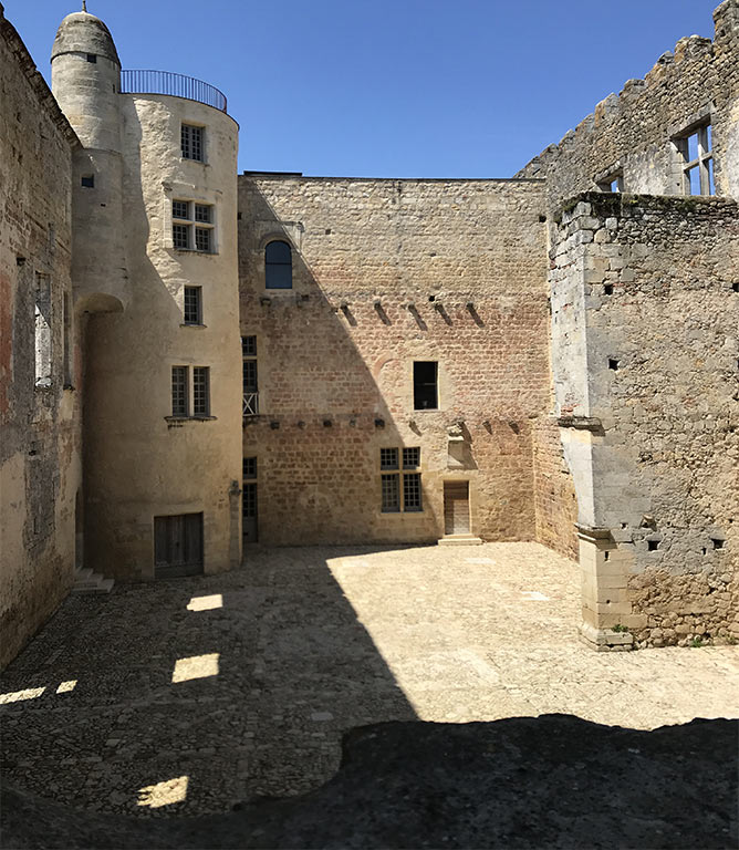 Cour intérieure du château de fargues